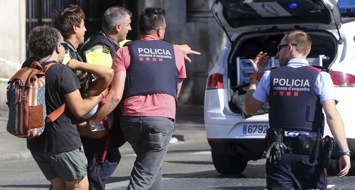 В Барселоне микроавтобус намеренно врезался в толпу людей, 13 человек погибли. Первый подозреваемый задержан