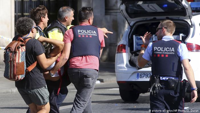 В Барселоне микроавтобус намеренно врезался в толпу людей, 13 человек погибли. Первый подозреваемый задержан 1