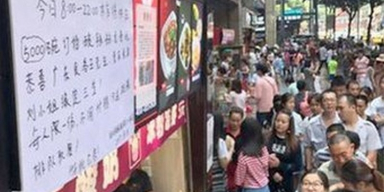 За возвращение потерянного кольца для любимой стоимостью $45 тыс. китаец накормил лапшой 5 тысяч человек