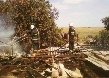 В Николаевском районе горела хозпостройка с сеном и соломой