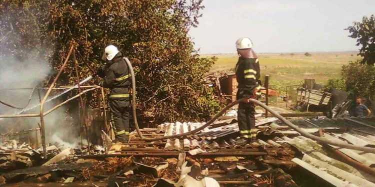 В Николаевском районе горела хозпостройка с сеном и соломой
