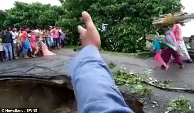 Ужас: в Индии в результате наводнения мост под ногами целой семьи разрушился за шаг до спасительной земли