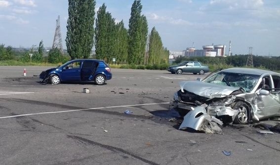 У Южноукраинска дорогу не поделили две легковушки – пострадали четверо взрослых и двое малолетних детей