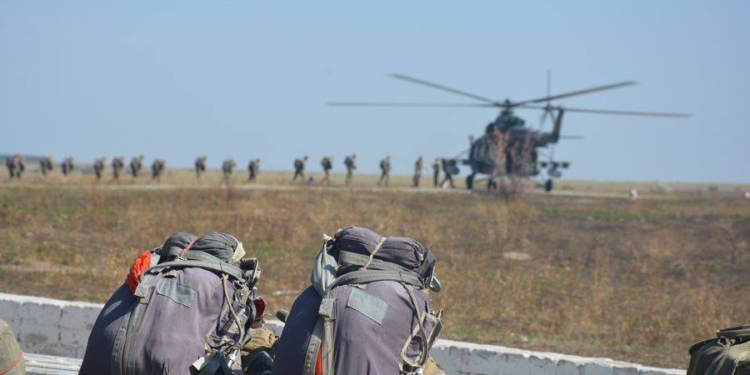 Если уже прыгал, то 600 метров, если первый раз – то 800: николаевские десантники продолжают выполнять программу прыжков с парашютом