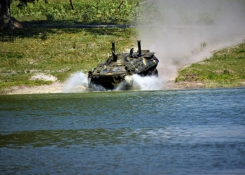 Украинские морпехи отточили мастерство управления БТР на воде