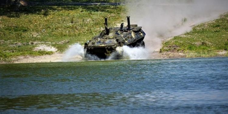 Украинские морпехи отточили мастерство управления БТР на воде