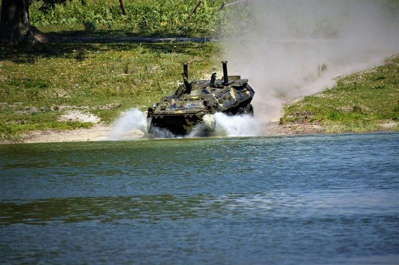 Украинские морпехи отточили мастерство управления БТР на воде 5