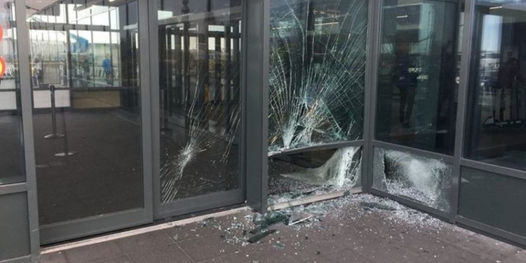 В Исландии водитель, скрываясь от полиции, въехал в зал прибытия аэропорта