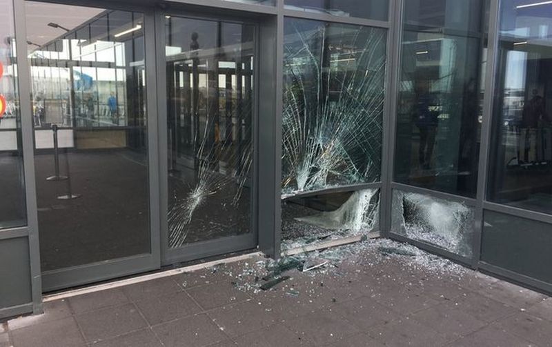 В Исландии водитель, скрываясь от полиции, въехал в зал прибытия аэропорта 5