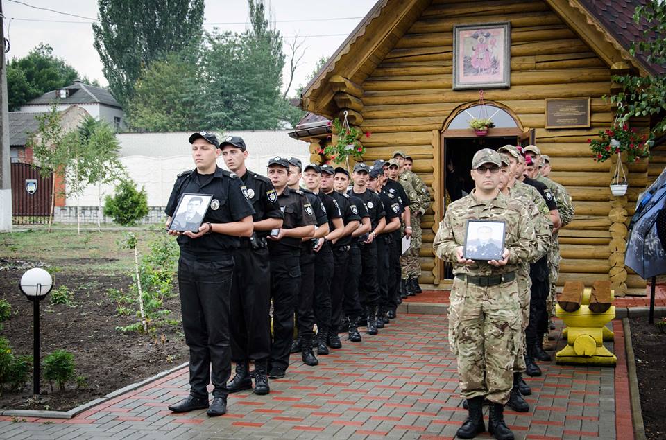 В Николаеве почтили память 48 погибших при исполнении сотрудников полиции 19