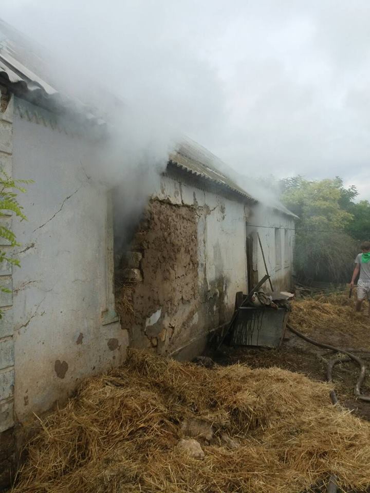 Короткое замыкание «подожгло» хозпостройку с сеном в Новоодесском районе 1