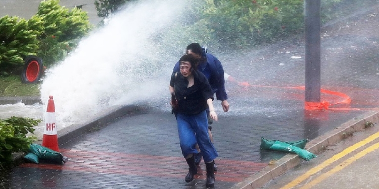 Десятибалльный тайфун в Гонконге – это жутко