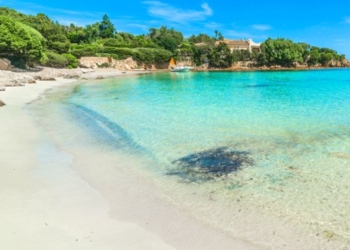 За песок, камни и ракушки с острова Сардиния – штраф по 1 евро