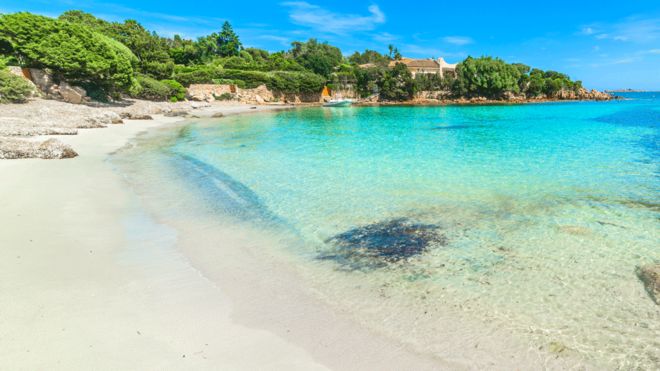 За песок, камни и ракушки с острова Сардиния – штраф по 1 евро 1