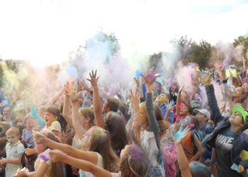 В Вознесенске впервые прошел фестиваль красок Холи