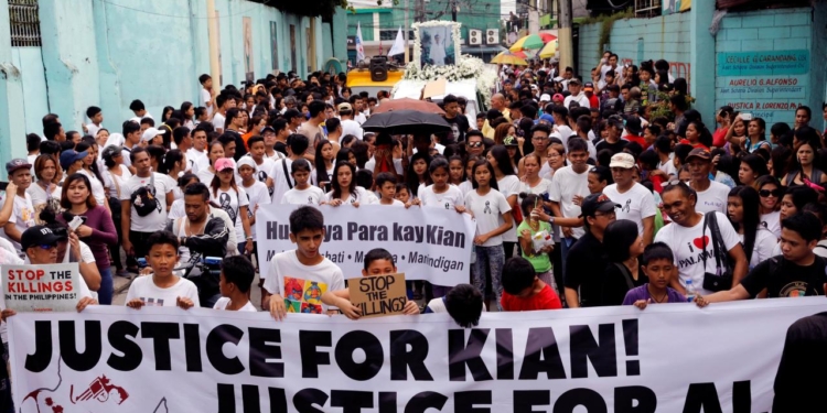 На Филиппинах более 1 тысячи человек вышли на протест против антинаркотических рейдов