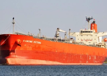 Сначала сел на мель, а потом затонул: в транспортном канале между Нью-Йорком и Нью-Джерси пошел на дно танкер с 1,4 млн.л топлива