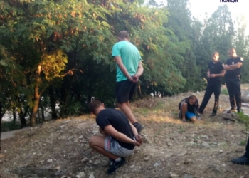 В Николаеве ранним утром трое парней из Одесской области избили и ограбили двух николаевцев – отобрали доллары, гривны и мобилки