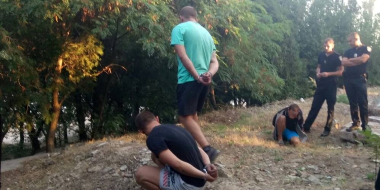 В Николаеве ранним утром трое парней из Одесской области избили и ограбили двух николаевцев – отобрали доллары, гривны и мобилки