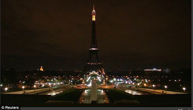 С ножом и криком «Аллах Акбар» - полиция Парижа задержала вооруженного ножом мужчину, который пытался проникнуть на Эйфелеву башню 1