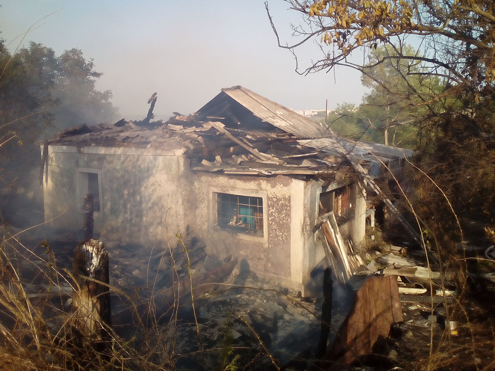 И снова горящая сухая трава: в Доманевском районе огонь перекинулся на крышу жилого дома 3