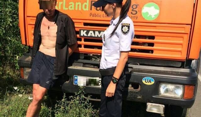 На трассе Николаев-Одесса патрульные за четыре часа успели составить 2 админпротокола на одного и того же пьяного водителя КАМАЗа