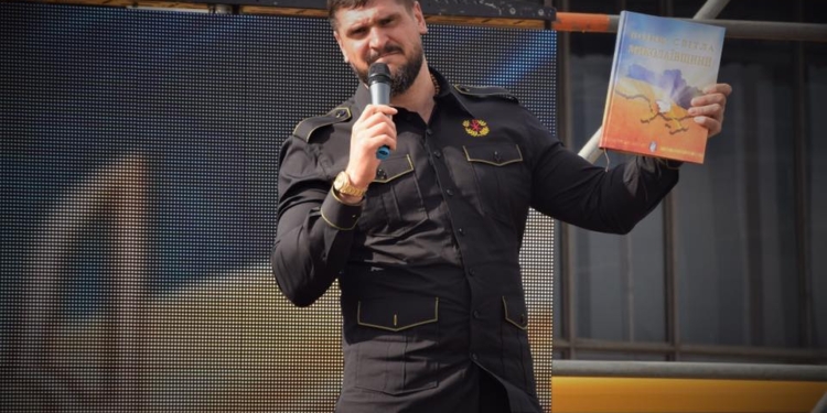 «Воїни світла Миколаївщини»: губернатор Савченко и прокурор Дунас издали книгу, посвященную памяти погибшим в АТО николаевцам