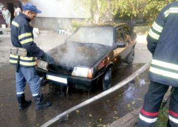 В Николаеве сгорело авто, припаркованное во дворе многоэтажки