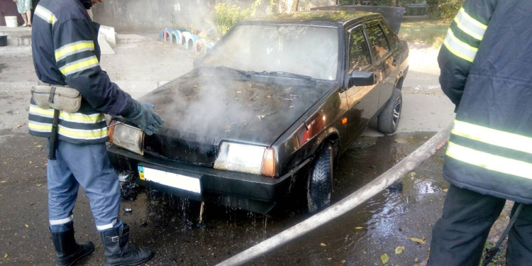 В Николаеве сгорело авто, припаркованное во дворе многоэтажки