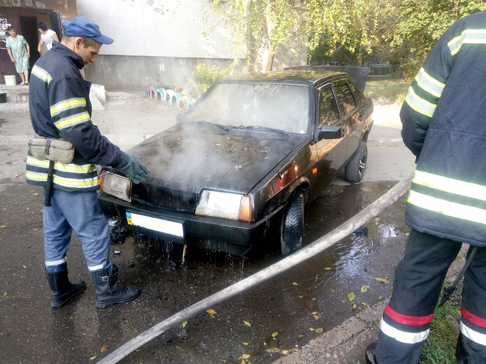 В Николаеве сгорело авто, припаркованное во дворе многоэтажки 1