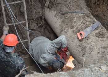 Дырявые сети: в Николаеве на ул.Космонавтов водопровод прорвало сразу в пяти местах, ремонтируют второй день
