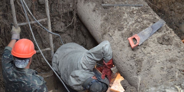 Дырявые сети: в Николаеве на ул.Космонавтов водопровод прорвало сразу в пяти местах, ремонтируют второй день