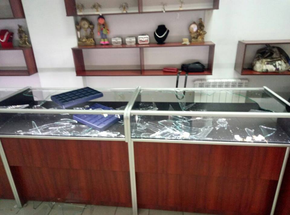 В Вознесенске ограбили ювелирный магазин: нападавшие были в черном форме, балаклавах, бронежилетах, касках и с оружием 1