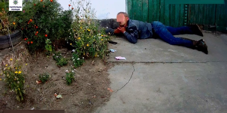 В Николаеве патрульные помешали мужчине убить себя гвоздем