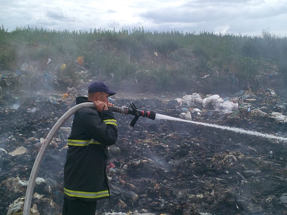 В Березанке снова горит стихийная свалка – пожар охватил площадь 600 кв.м 1
