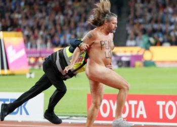 Половину дистанции он все-таки пробежал: на чемпионате мира в Британии голый мужчина «штурмовал» стометровку