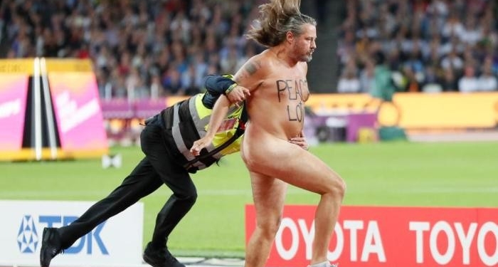 Половину дистанции он все-таки пробежал: на чемпионате мира в Британии голый мужчина «штурмовал» стометровку