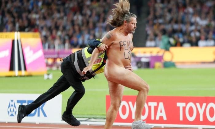 Половину дистанции он все-таки пробежал: на чемпионате мира в Британии голый мужчина «штурмовал» стометровку 1