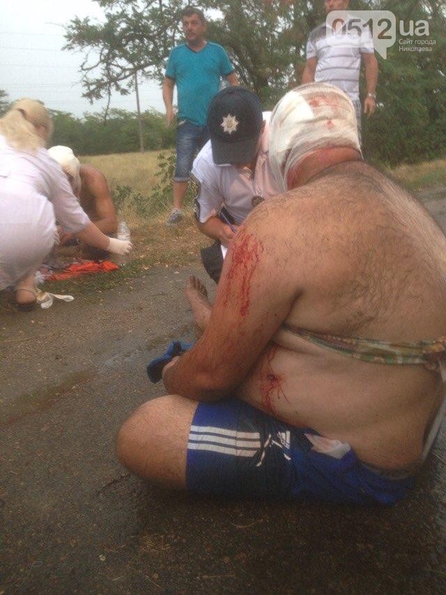 Под Николаевом на трассе неизвестные напали на автомобиль: водитель получил несколько ударов ножом, пассажир ранен из «травмата» 1