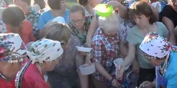 За бесплатной кашей можно и потолкаться? В России народный праздник окончился скандалом – пенсионерки чуть не подрались из-за каши