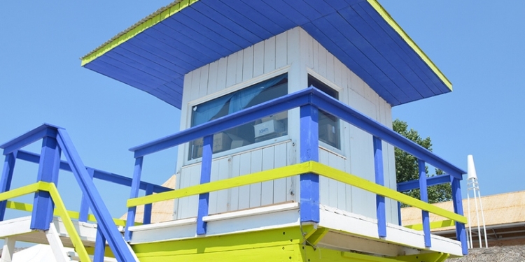 «Спасатели Коблево»: на популярном курорте Николаевщины на большинстве спасательных постов «по совместительству» работают прокатчики лежаков