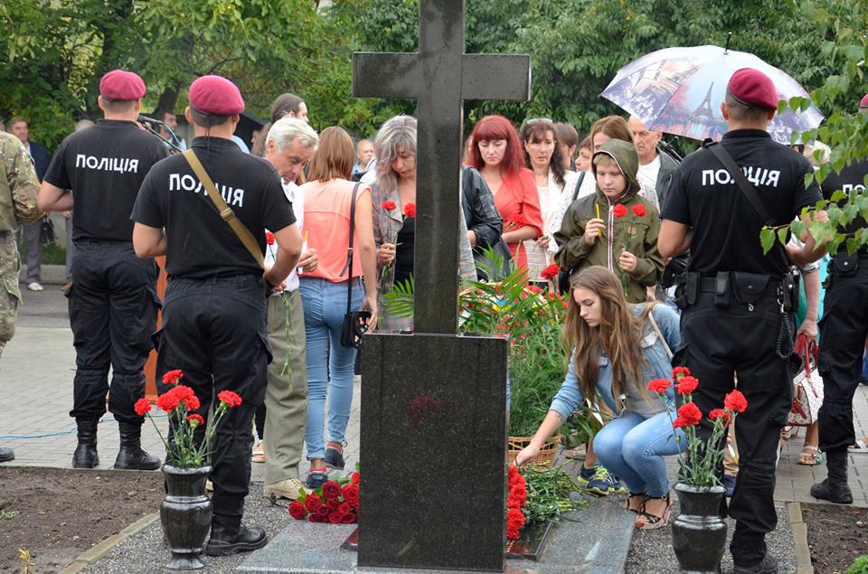 В Николаеве почтили память 48 погибших при исполнении сотрудников полиции 17