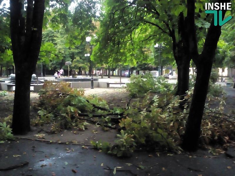 Гроза в Николаеве обломала ветки, повалила деревья и столб контактной линии трамвая №3 20