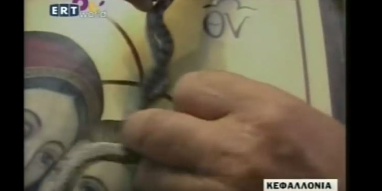 Жуть. Ежегодно в греческий храм к празднику сползаются змеи