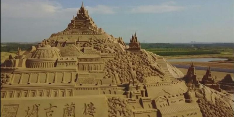 В Китае создали самую большую в мире скульптуру из песка