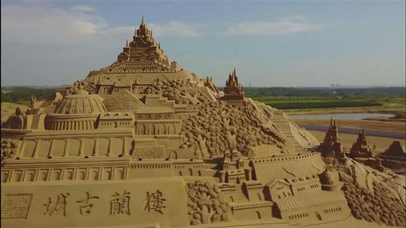 В Китае создали самую большую в мире скульптуру из песка 1