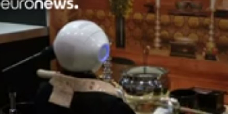 Почем будет похоронить? А с роботом вместо священника? В Японии представили такого на “похоронной” ярмарке