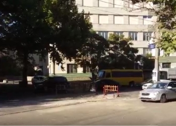 В Николаеве на Никольской к Варваровскому мосту машины едут по тротуару – объезжают очередной заборчик водоканала