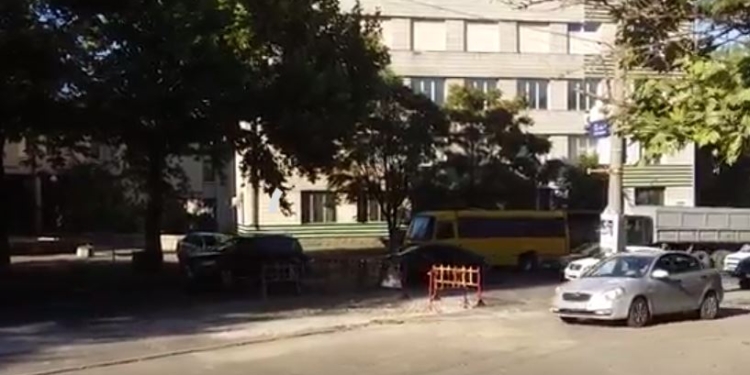В Николаеве на Никольской к Варваровскому мосту машины едут по тротуару – объезжают очередной заборчик водоканала
