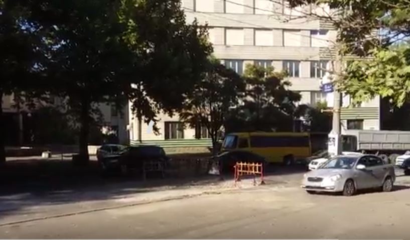 В Николаеве на Никольской к Варваровскому мосту машины едут по тротуару - объезжают очередной заборчик водоканала 1